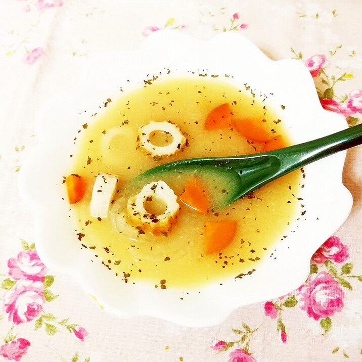 バジル＆クミン風味♪人参と竹輪の味噌スープ